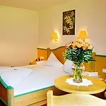 فندق Alpin-hotel Schrofenblick 4*